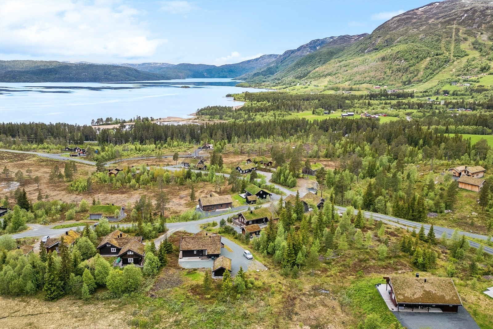 Selv om hytta ligger naturskjønt til, er det kort vei til nødvendige fasiliteter. Rauland sentrum, Krossen, er bare noen minutter unna med bil. Galleribilde
