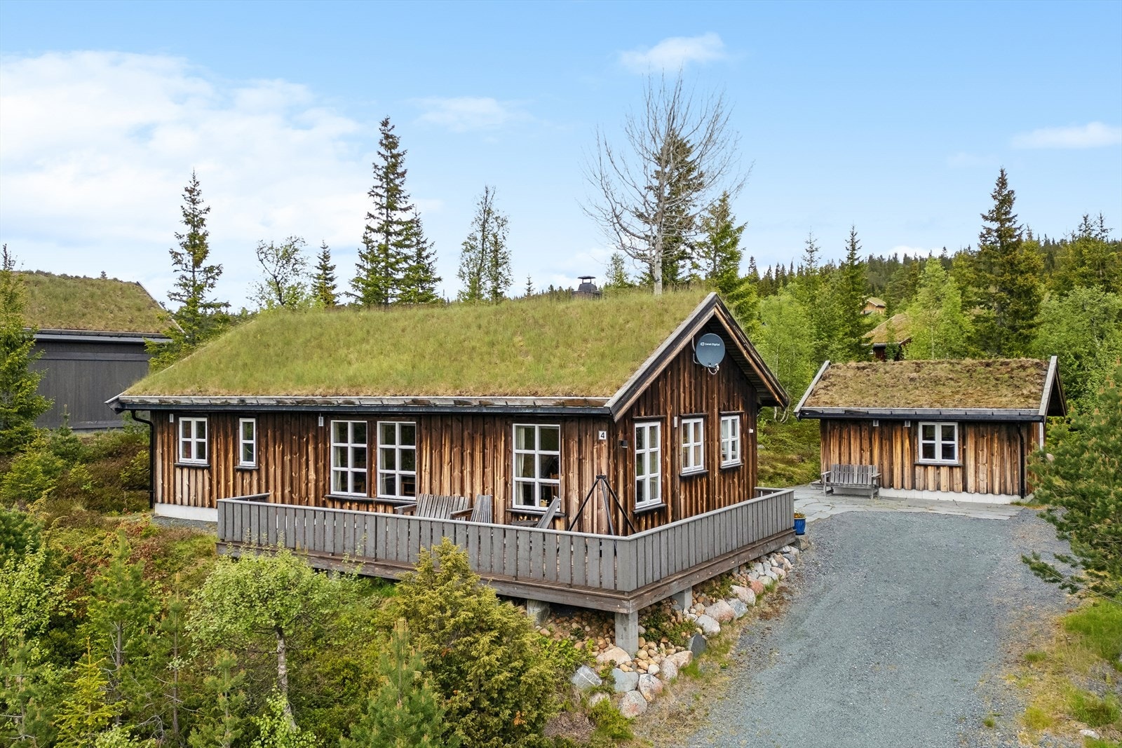 En herlig sør- og vestvendt terrasse med bruksareal på 27 m². Her kan både sol og utsikt nytes til det fulle! Velkommen til visning Galleribilde
