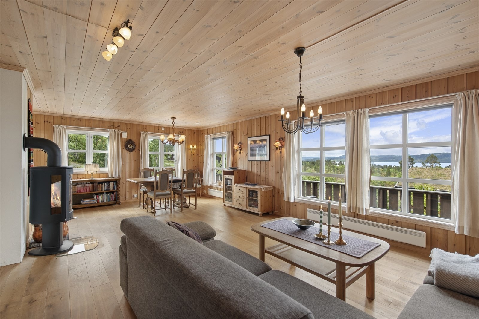 Stuen er hjertet i hytta, med store vindusflater som rammer inn fjellutsikten. Her tilbringer du dagene uansett vær, enten det er sol over toppene eller snøkov utenfor. Galleribilde