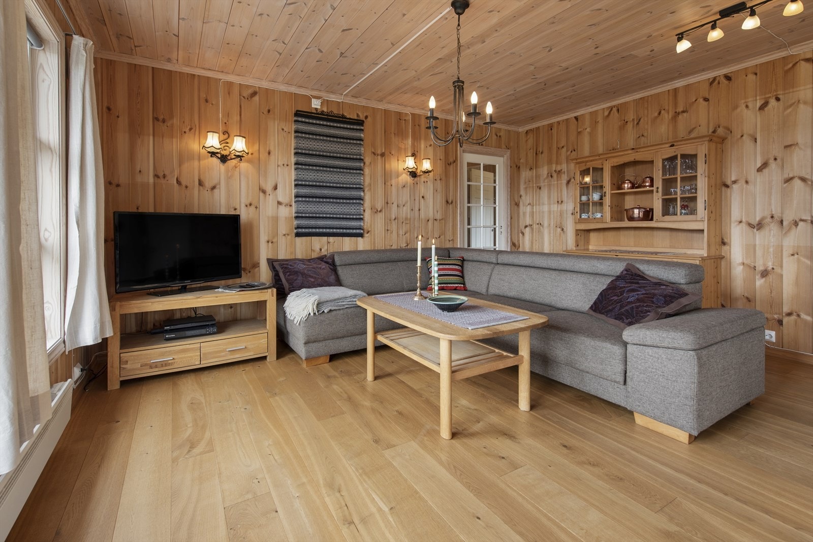 Gjennomgående gode materialvalg og smarte løsninger gir interiøret en kvalitetsfølelse som varer. Her er det lagt vekt på detaljer som gjør hverdagen på hytta enklere og triveligere. Galleribilde