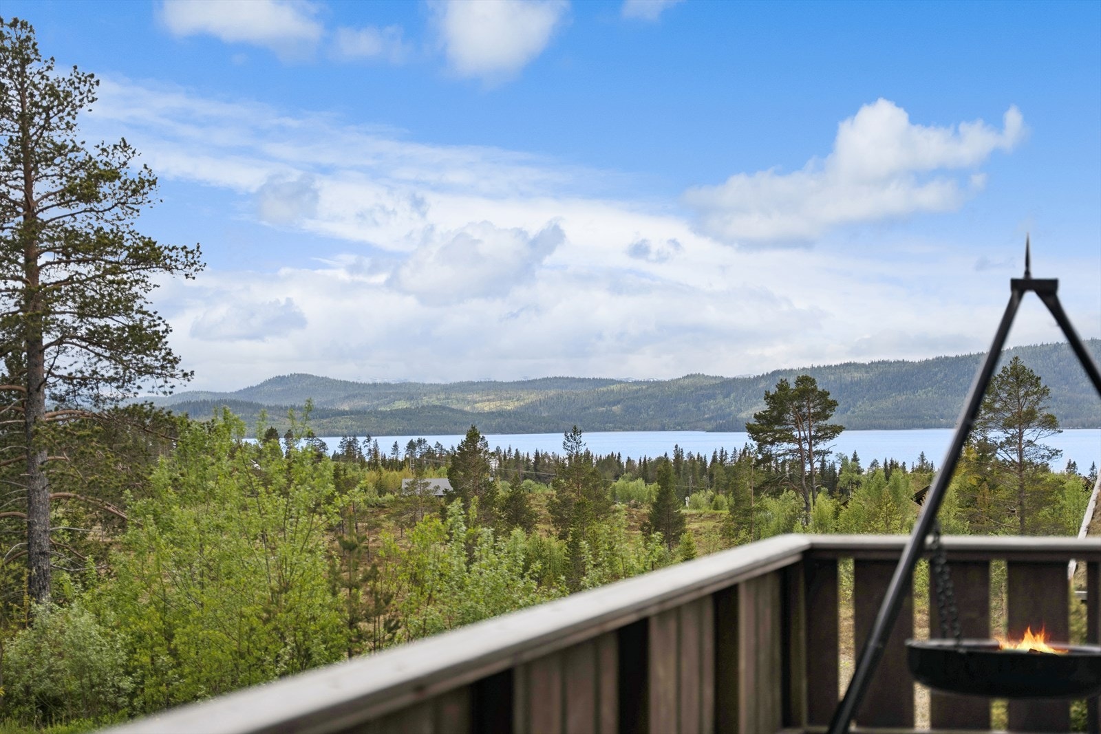 Beliggende høyt og fritt til med utsikt som strekker seg vidt over Totak, Raulandsfjell og de omkringliggende fjellene. Galleribilde