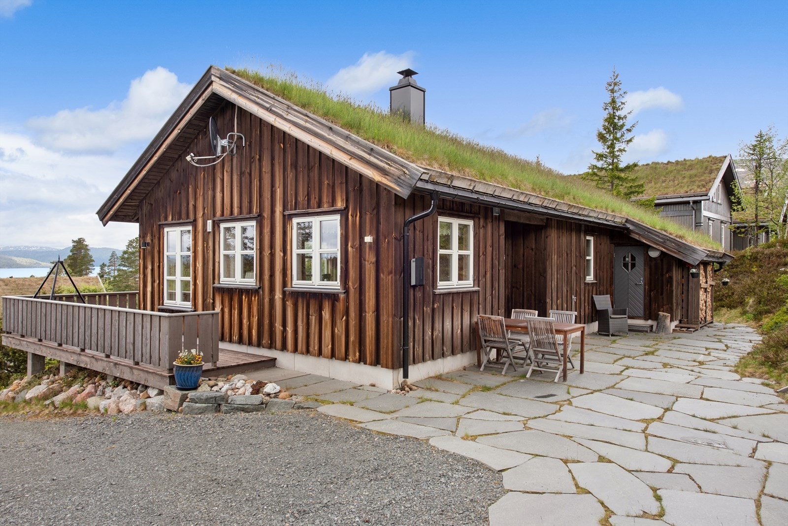 Tunet mellom hytta og annekset er pent belagt med altaskifer. Bod med utvendig adkomst. På vinterstid måkes tunet helt inn til døren med traktor, slik at du møter et ryddig og lett tilgjengelig uteareal uansett snømengde. En liten, men viktig detalj. Galleribilde