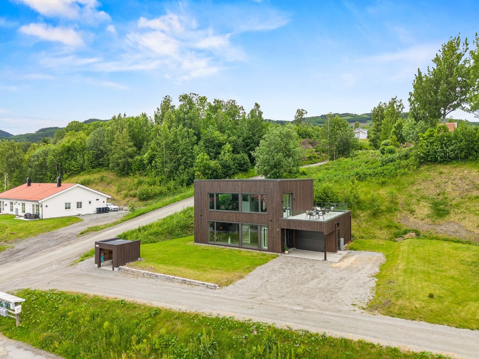 Boligen ble ferdigstilt i 2026 og har garasje, stor solrik terrasse, hage og gjennomtenkte løsninger med flotte materialvalg. Galleribilde