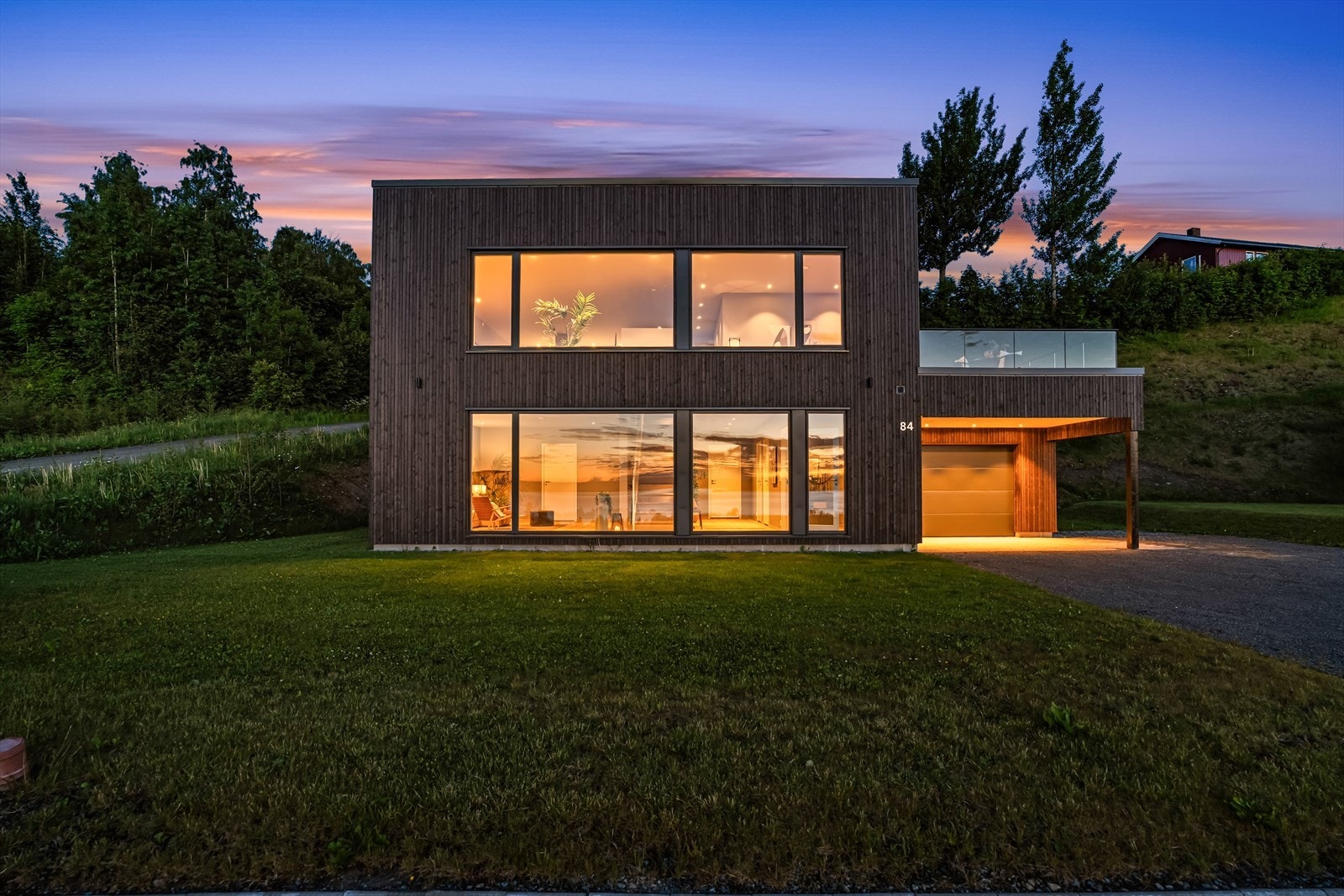 En innholdsrik familiebolig over to plan med praktiske og gjennomtenkte løsninger for hele familien. Galleribilde
