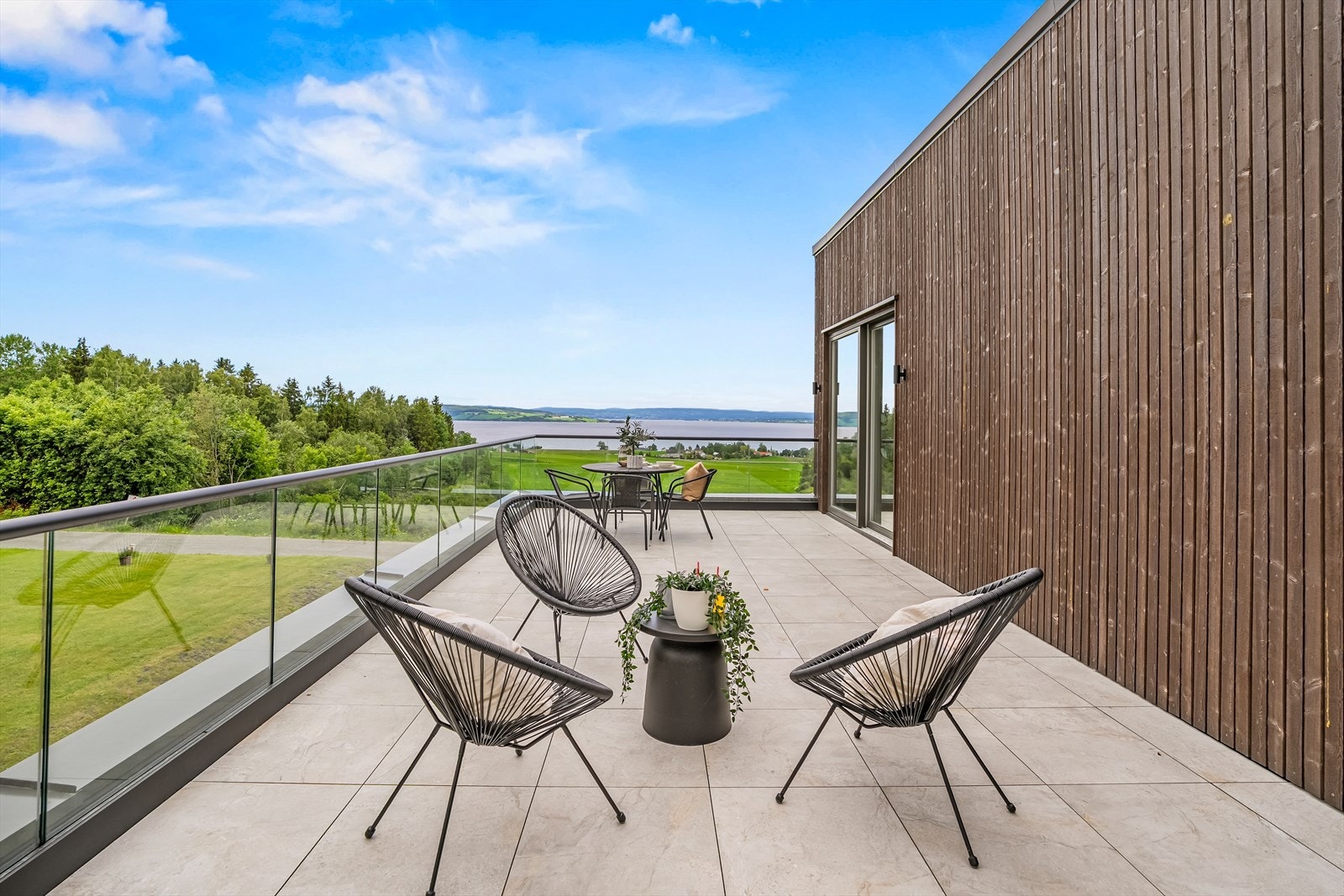Her kan man sitte skjermet til og nyte solen til langt på kvelden. Galleribilde