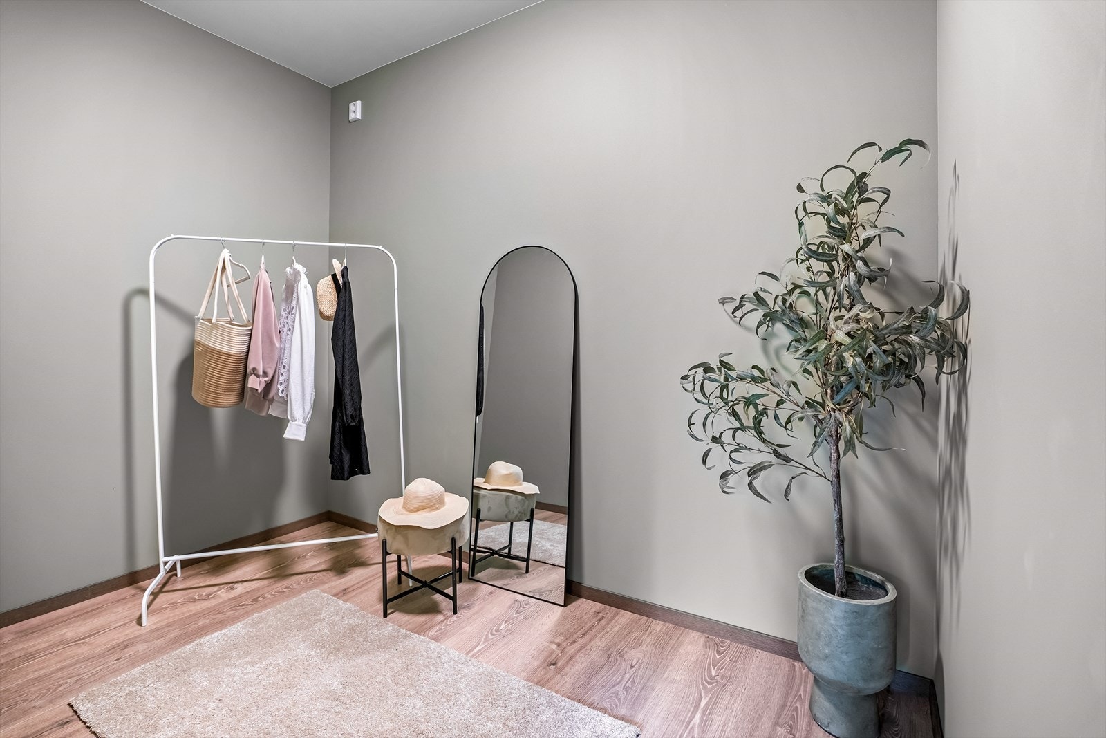 Praktisk walk-in-closet eller bod. Galleribilde