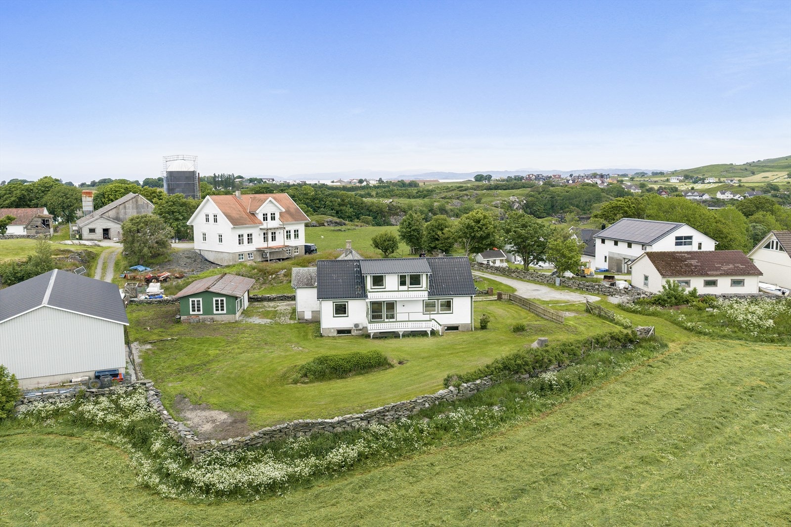 Eiendom på ca 1 4111kvm bebygd med enebolig og garasje Galleribilde