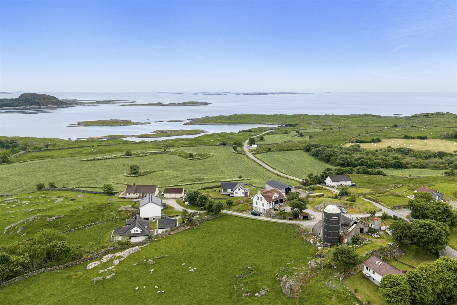 Eiendommen ligger idyllisk til i et landlig og naturskjønt landskap på Reianes, helt vest på Rennesøy Galleribilde
