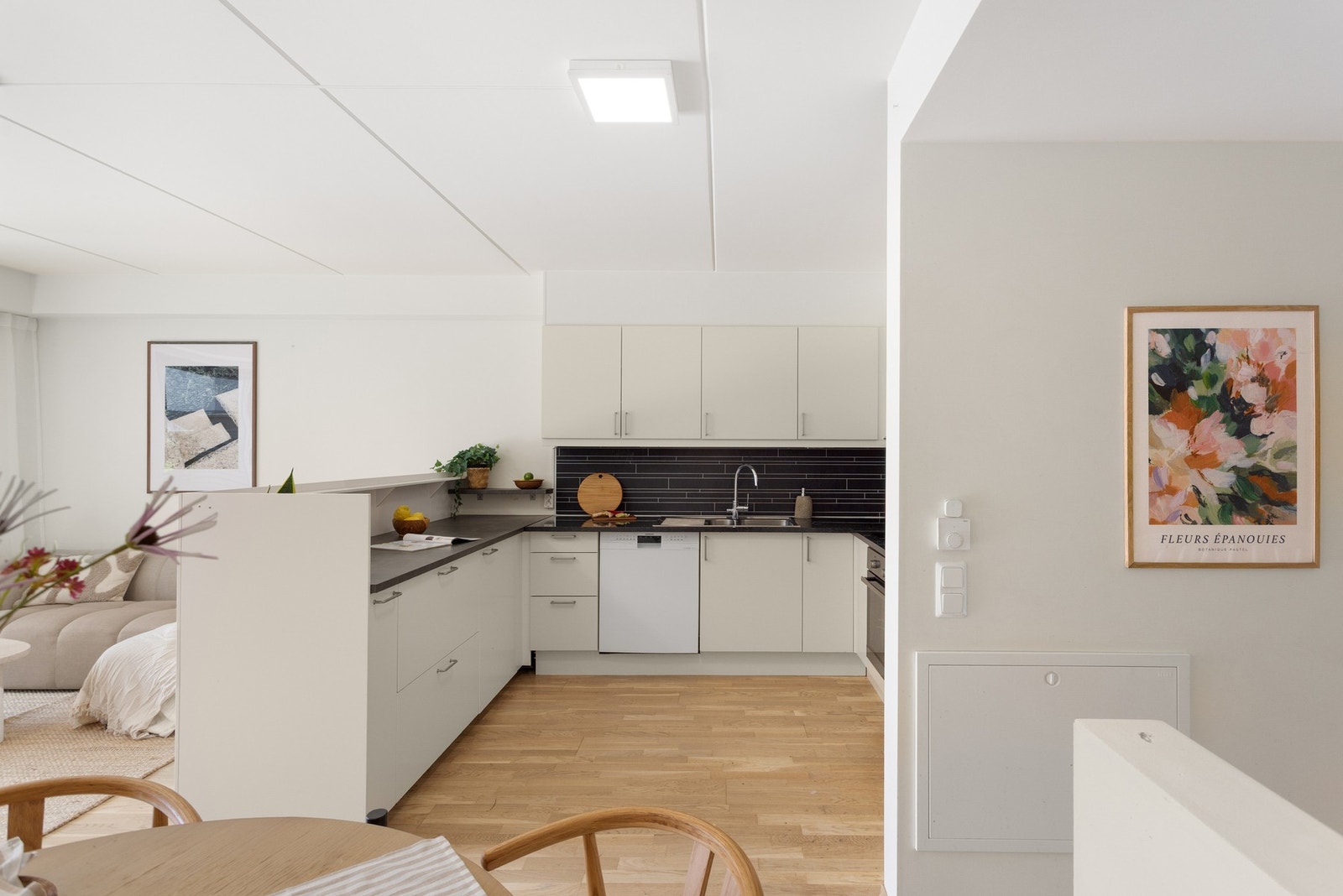Lys, glatt innredning med laminat benkeplate og vaskekum. Galleribilde