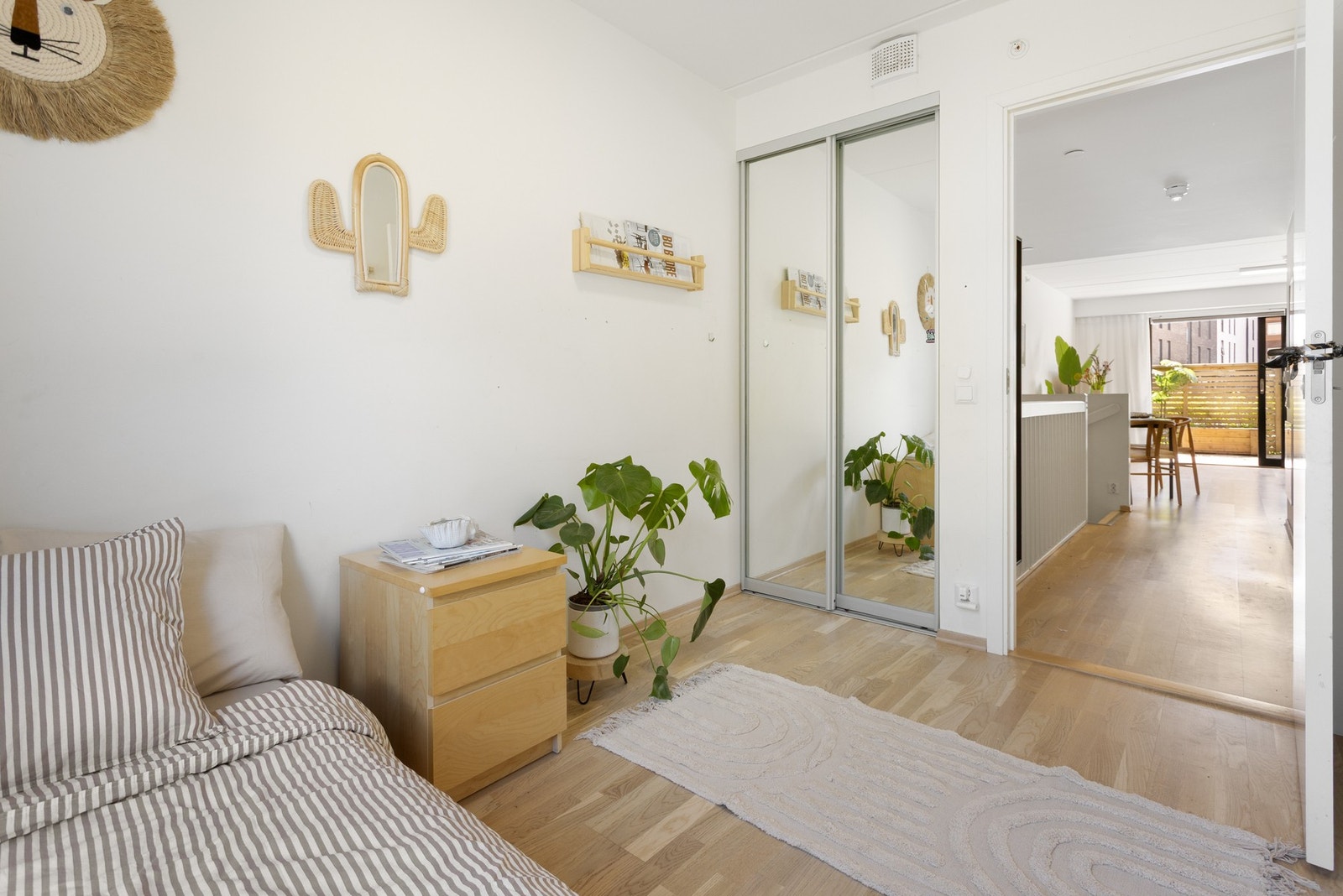 Plassbygget skyvedørsgarderobe gir godt med oppbevaring uten å ta opp plassen. Galleribilde