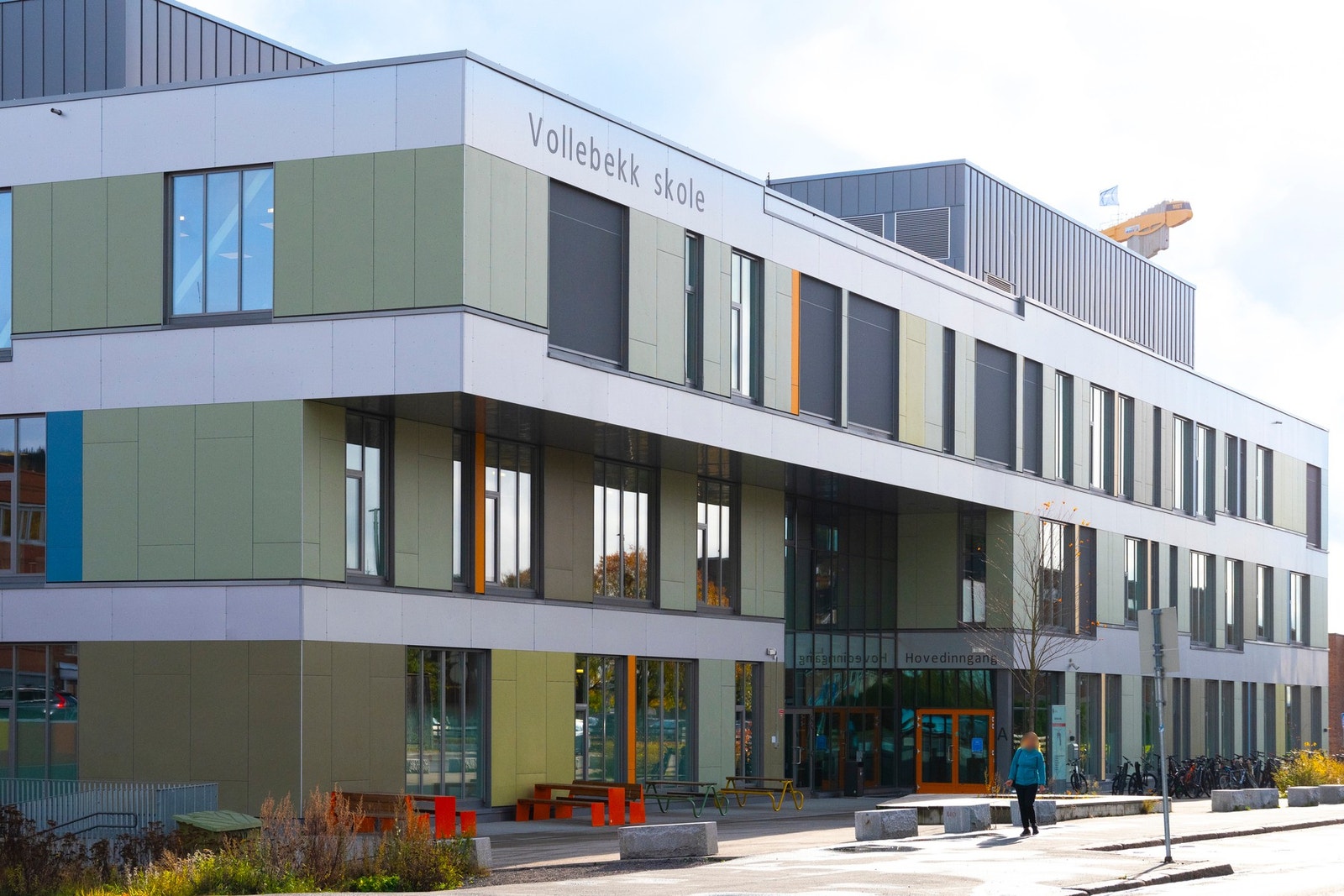 Gangavstand til flere skoler og barnehager. Boligen sokner til Vollebekk skole, som stod ferdig i august 2017 med 1. - 10. trinn. Galleribilde