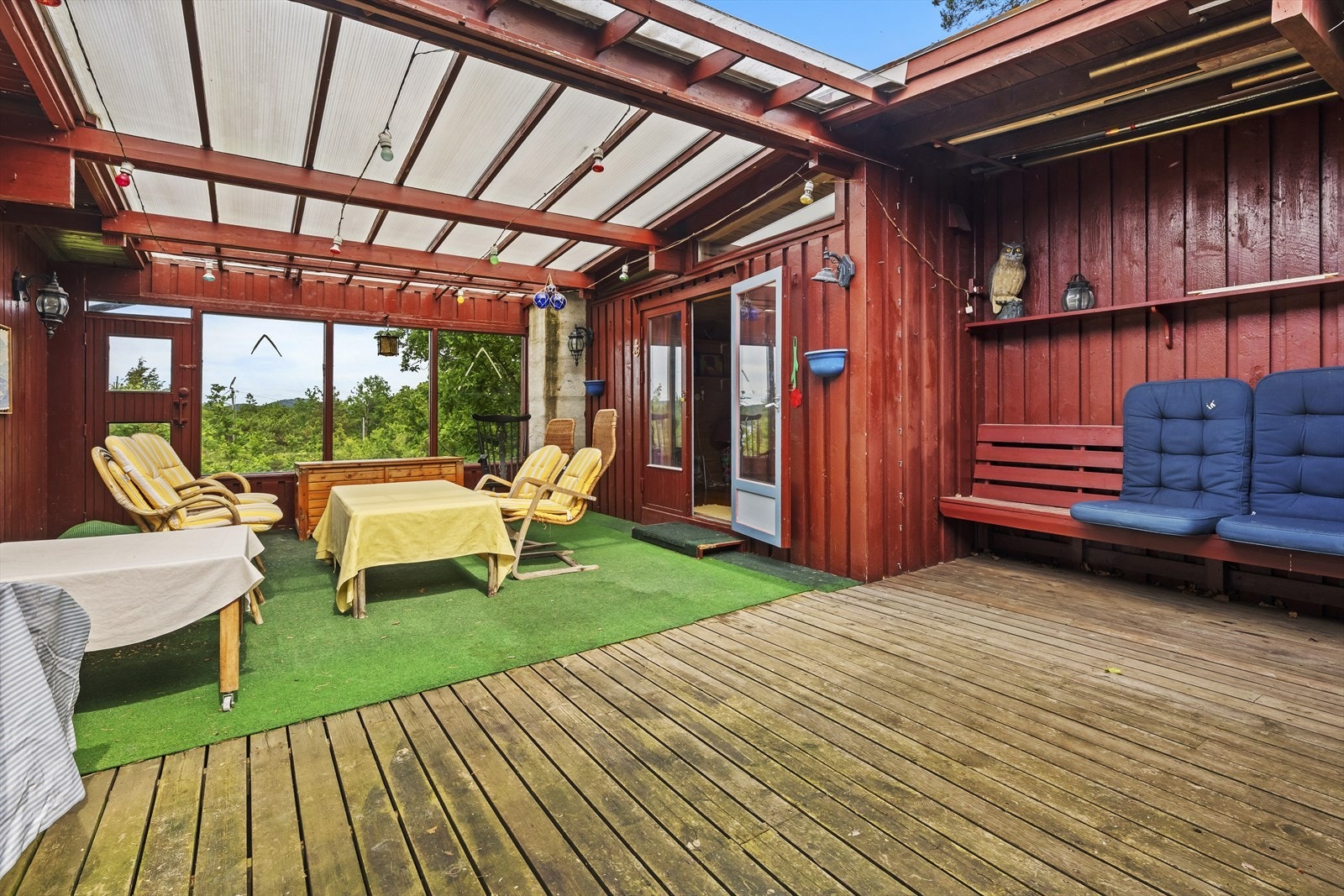 Overbygd terrasse mellom hytte og anneks Galleribilde