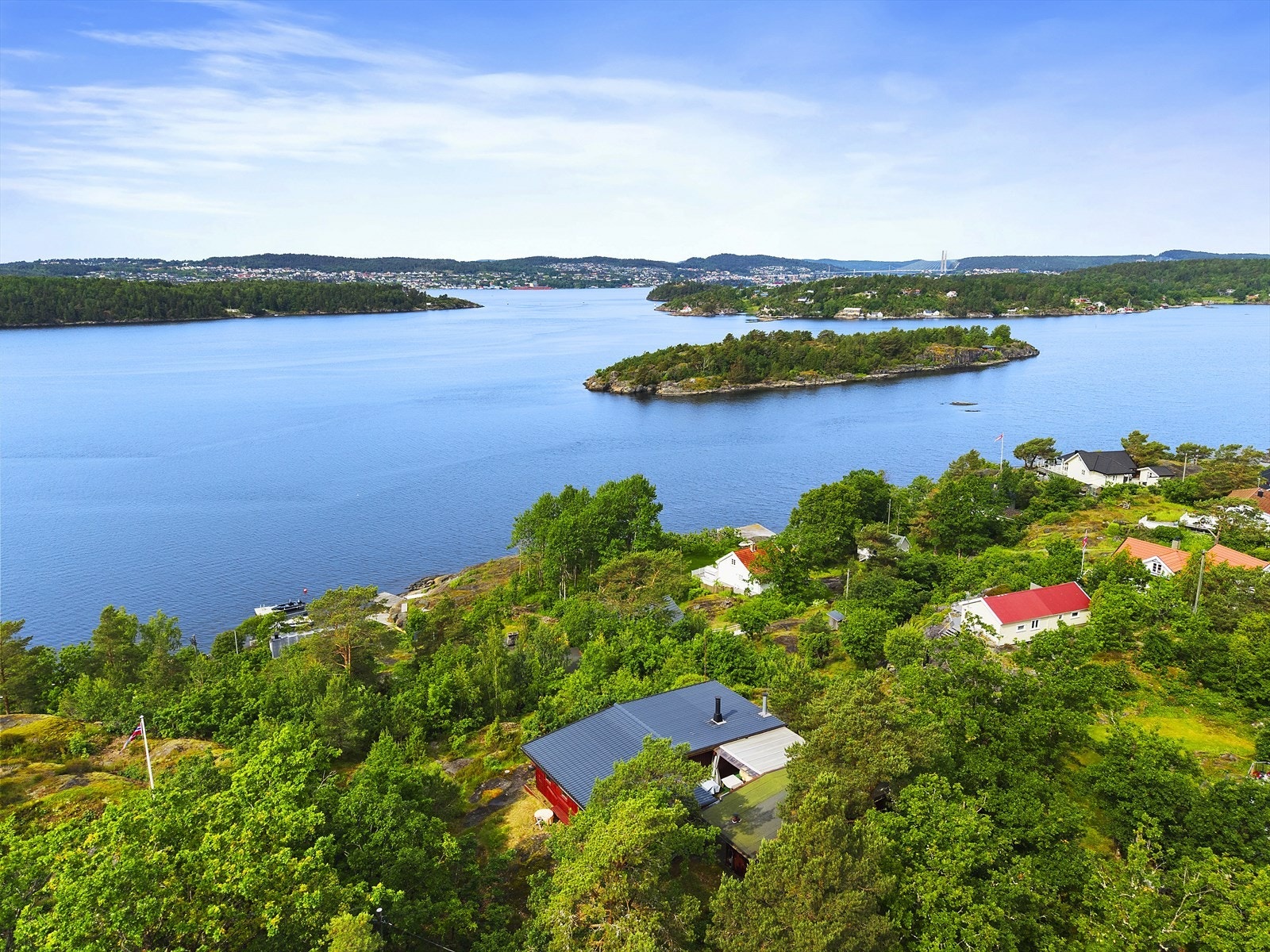 Skjærgården i området er variert og vakker og med båt kan man boltre seg i et eldorado med mange holmer og koselige sund Galleribilde