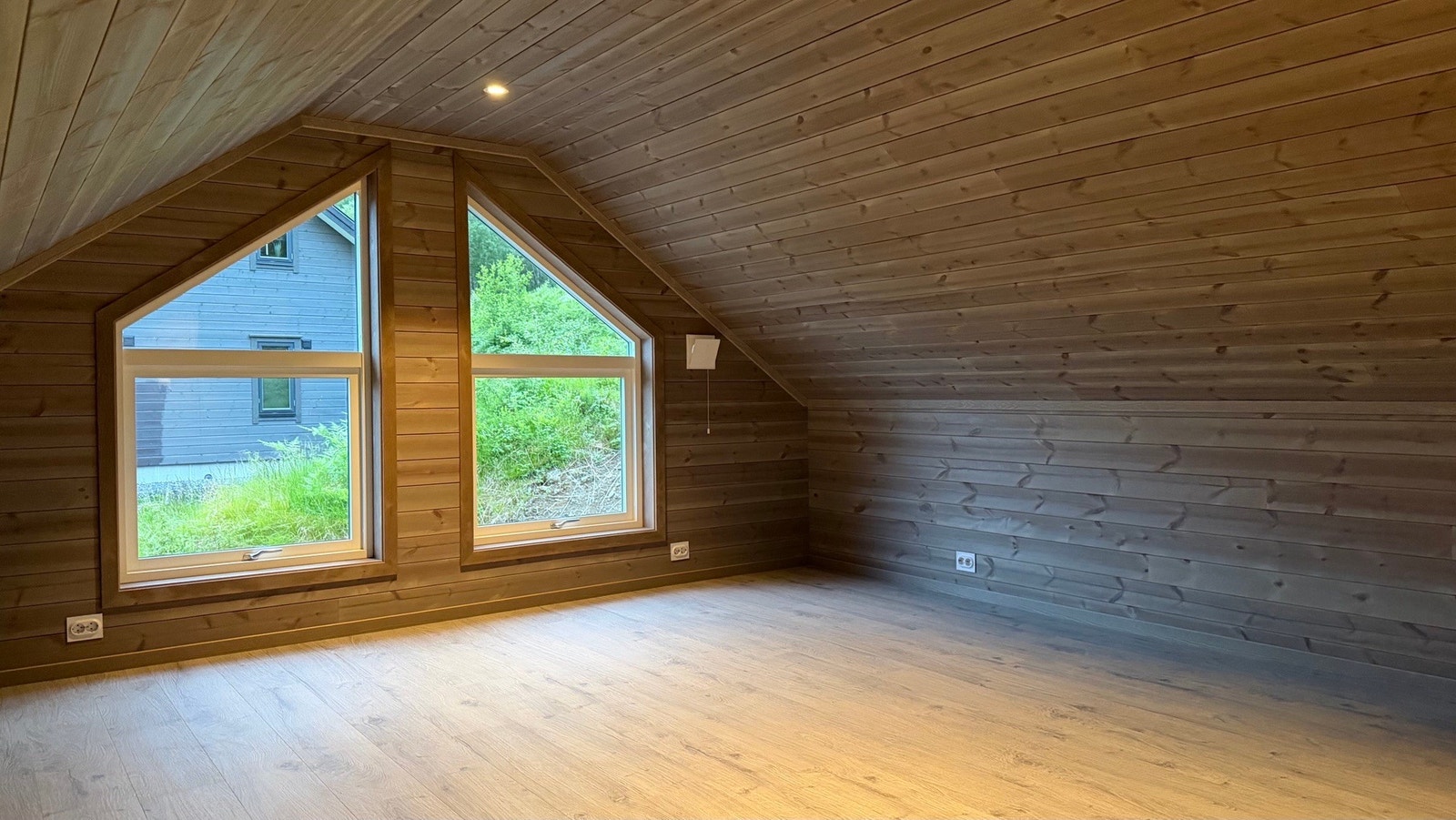 Stort og fint rom med store vindu. Galleribilde