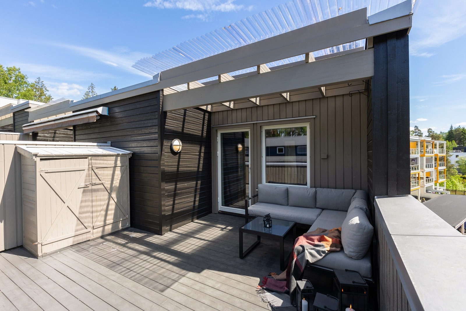 Usjenert og solrik takterrasse på 20 kvm. i 3. etasje. Galleribilde