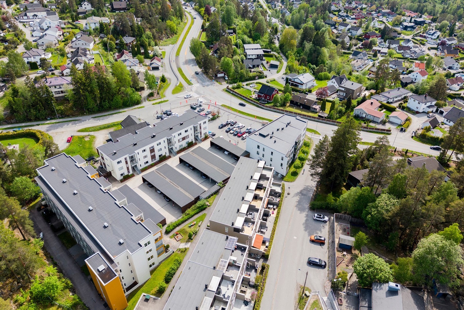 Kort vei til skog og mark, med fine turmuligheter og gangavstand til Tusse badeplass. Galleribilde