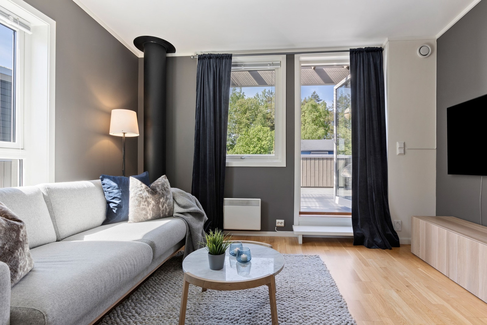I 3. etasje finner du en lys og luftig loftstue med direkte utgang til takterrasse. Galleribilde