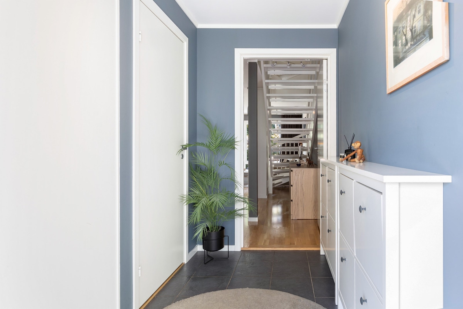 Entréen har flislagt gulv og god oppbevaring i en romslig skyvedørsgarderobe. Galleribilde