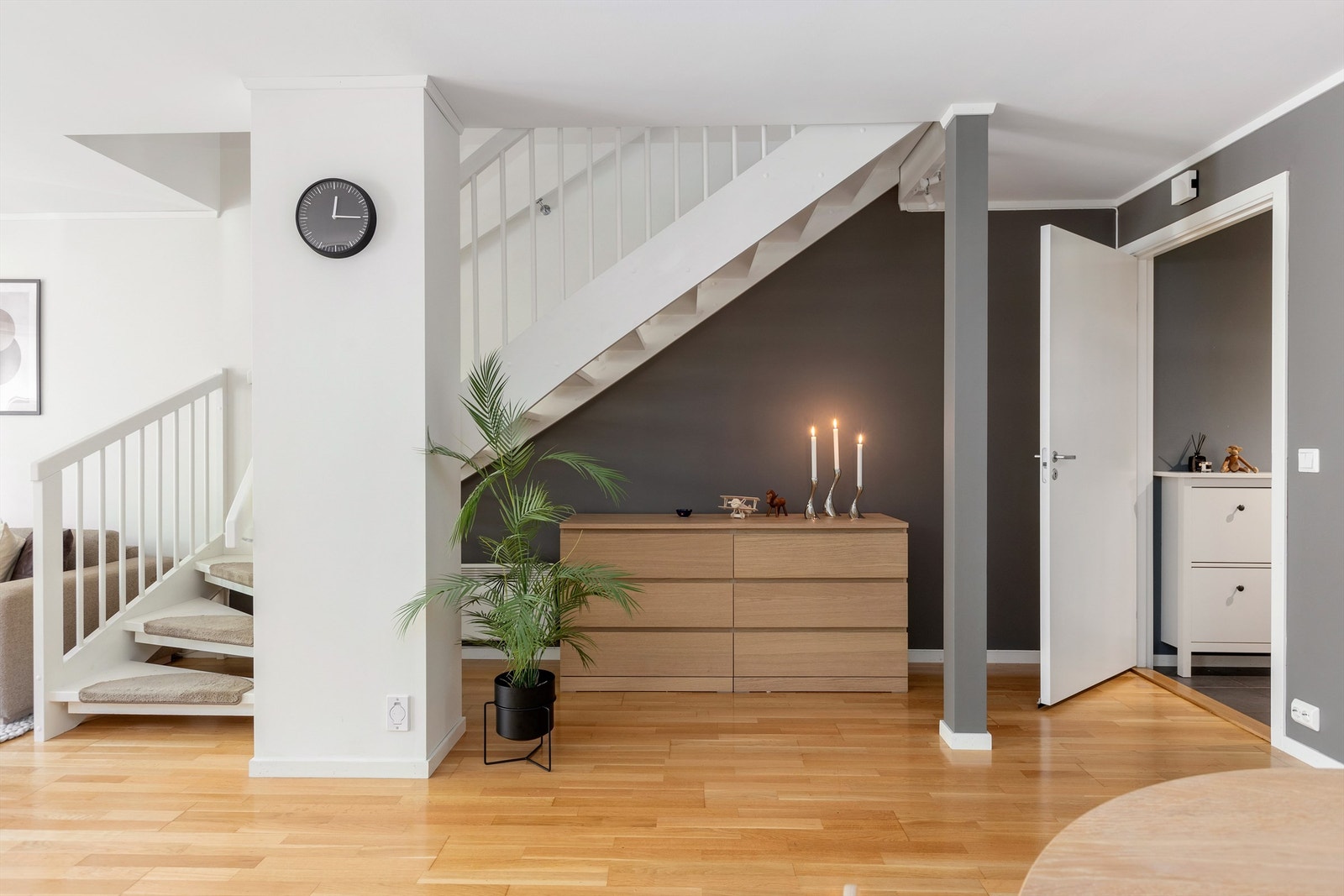 Den malte tretrappen binder sammen boligens tre plan på en elegant måte. Galleribilde