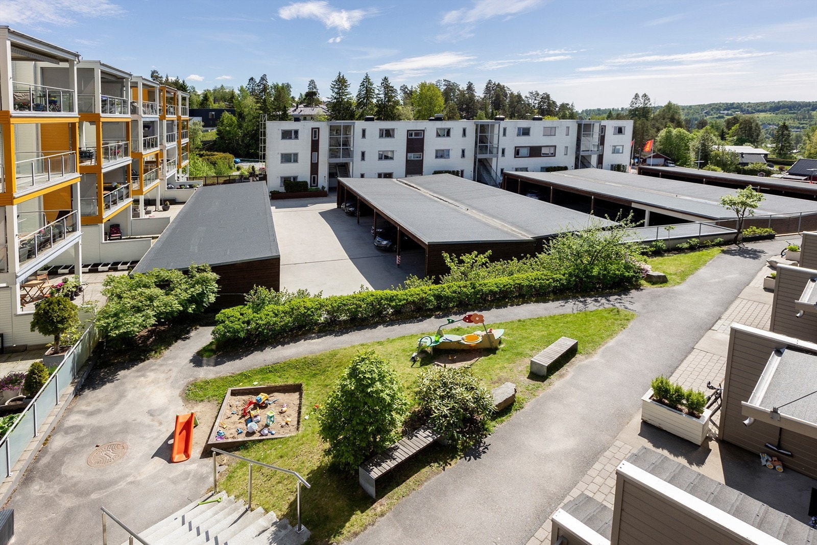 Sameiet har felles lekeareal med sandkasse, ideelt for barnefamilier. Galleribilde