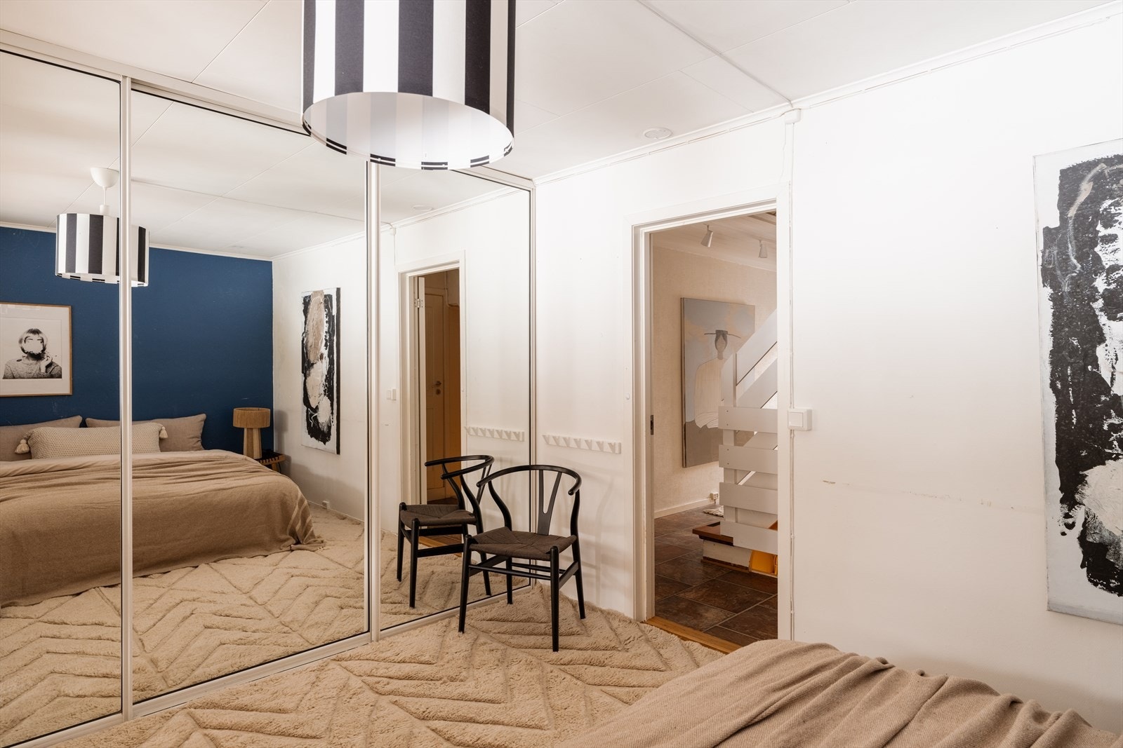 Soverom 2. Praktisk skyvedørsgarderobe på soverommet med rikelig oppbevaringsplass til klær og tilbehør. Galleribilde