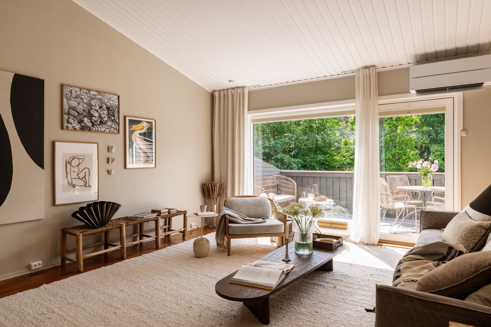 Stuen fremstår som romslig og innbydende, med god plass til både sofagruppe og spiseplass. Galleribilde