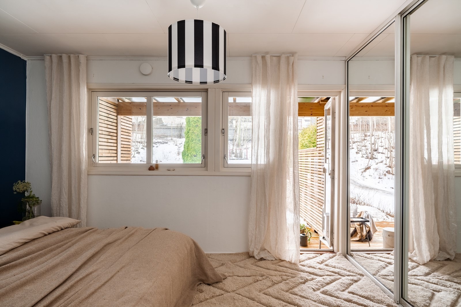 Store vindusflater slipper inn rikelig med dagslys, og rommet har direkte utgang til en solrik terrasse på ca. 20 kvm. Galleribilde