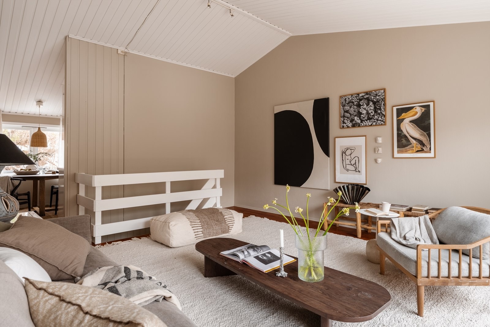 Boligen har generelt god standard på innredninger, overflater og utstyr, og vegg- og takflater er holdt i lyse og tidsriktige farger som gir et harmonisk og helhetlig uttrykk. Galleribilde