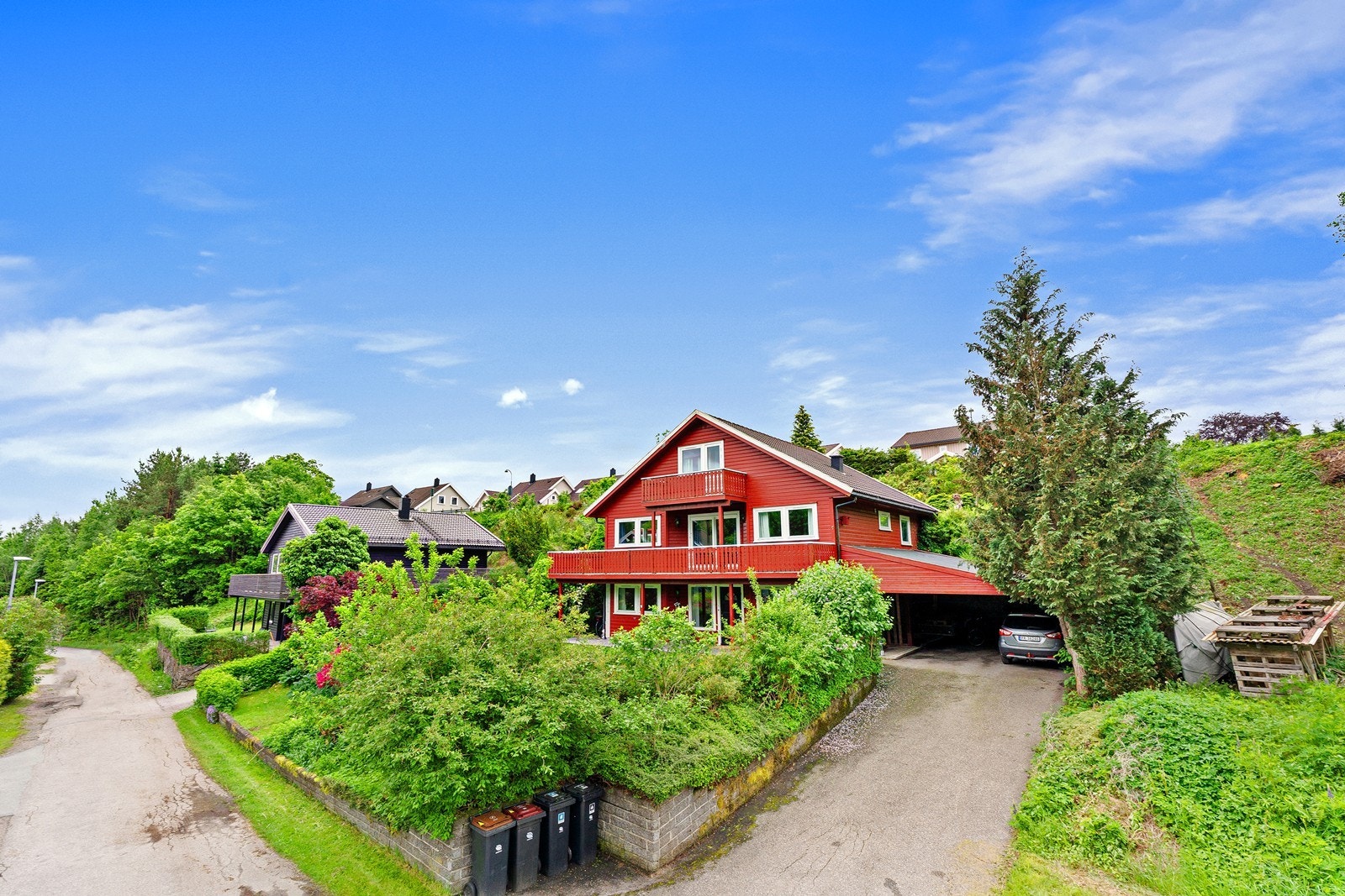 SPARESKILLINGSMEGLEREN AS Familievennlig og trivelig enebolig med fire soverom, carport og store, solrike uteplasser i landlige omgivelser