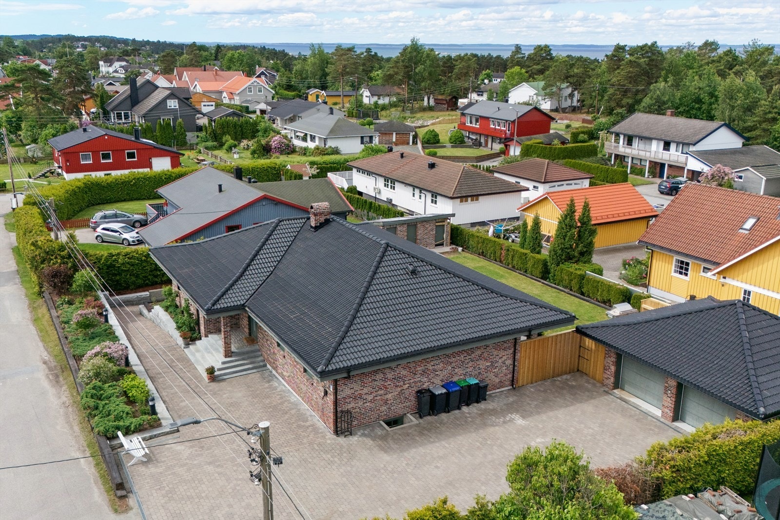 Fra eiendommen er det kort gangavstand til sjøen med flotte bade- og båtmuligheter. Galleribilde