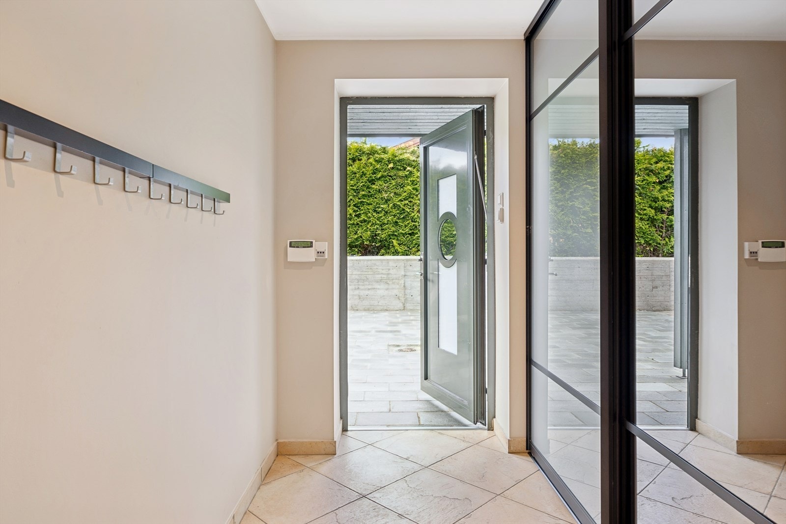 Du ønskes velkommen inn via inngangsdøren med fingeravtrykkslås. Galleribilde
