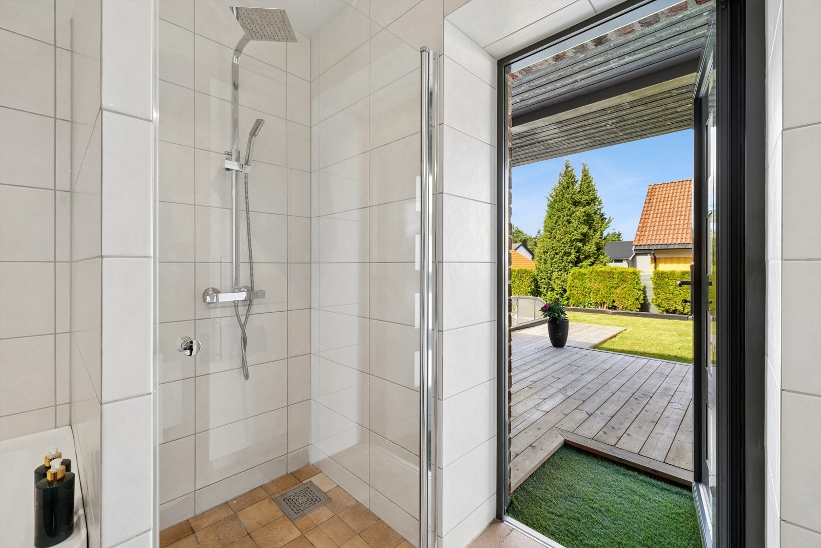 Fra badet er det egen utgang til terrassen og bassenget - praktisk etter en svømmetur. Galleribilde