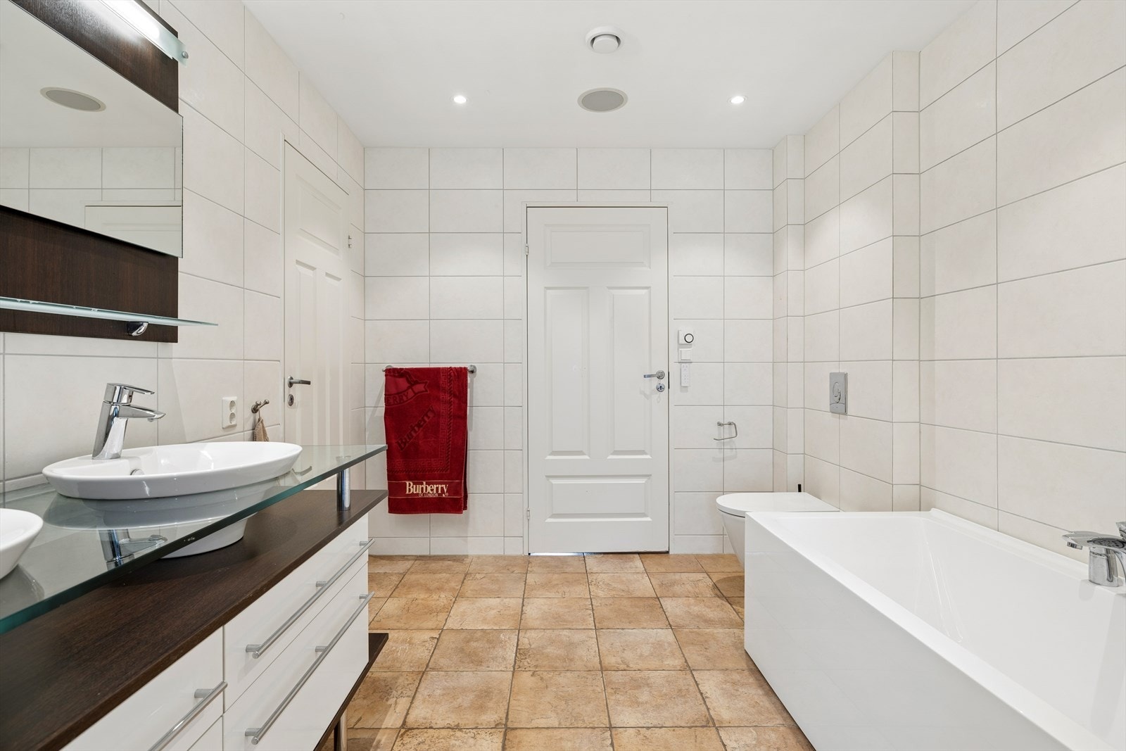 Badet er utstyrt med vannbåren gulvvarme og balansert ventilasjon. Galleribilde