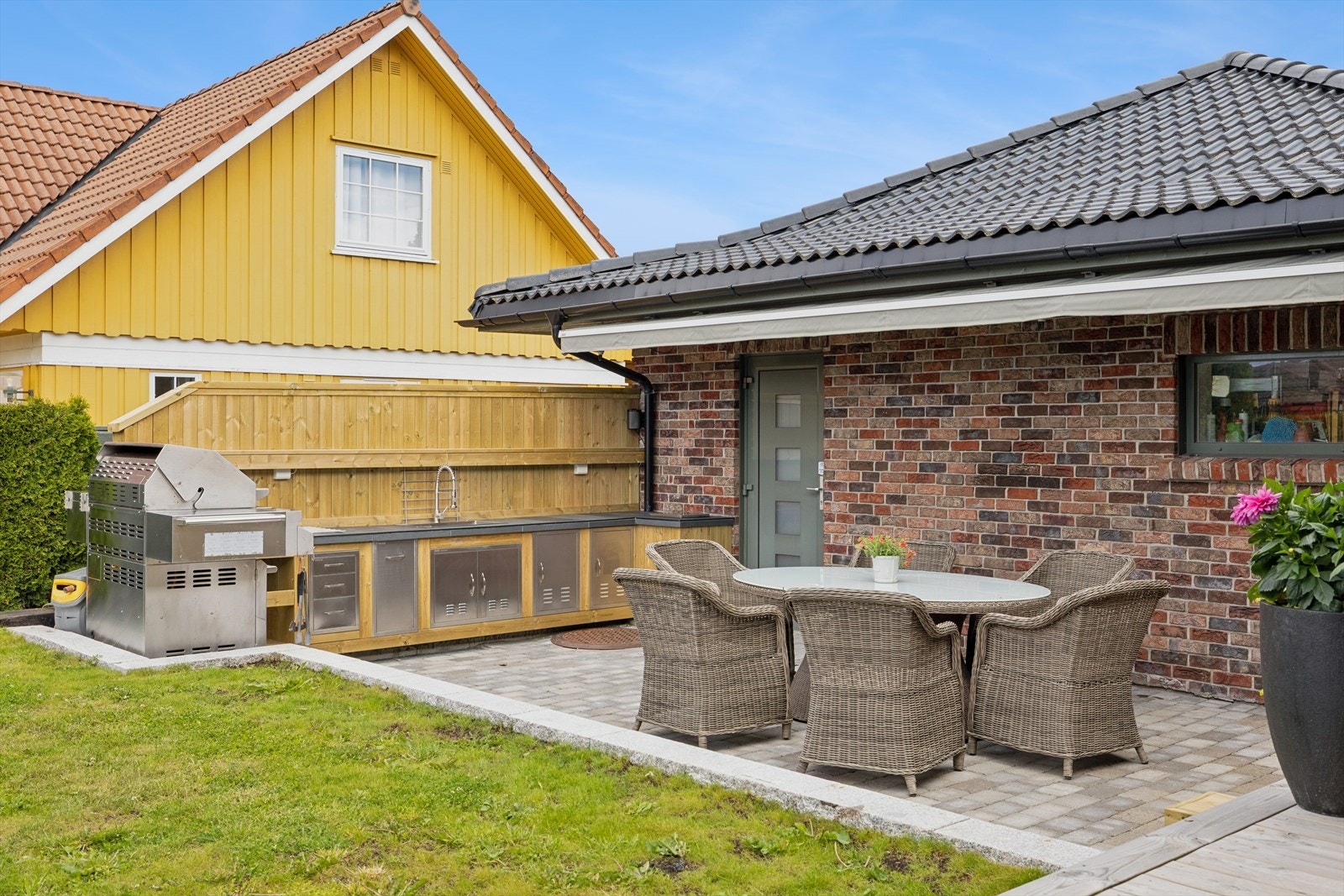Flere hyggelige uteplasser rundt boligen. Galleribilde