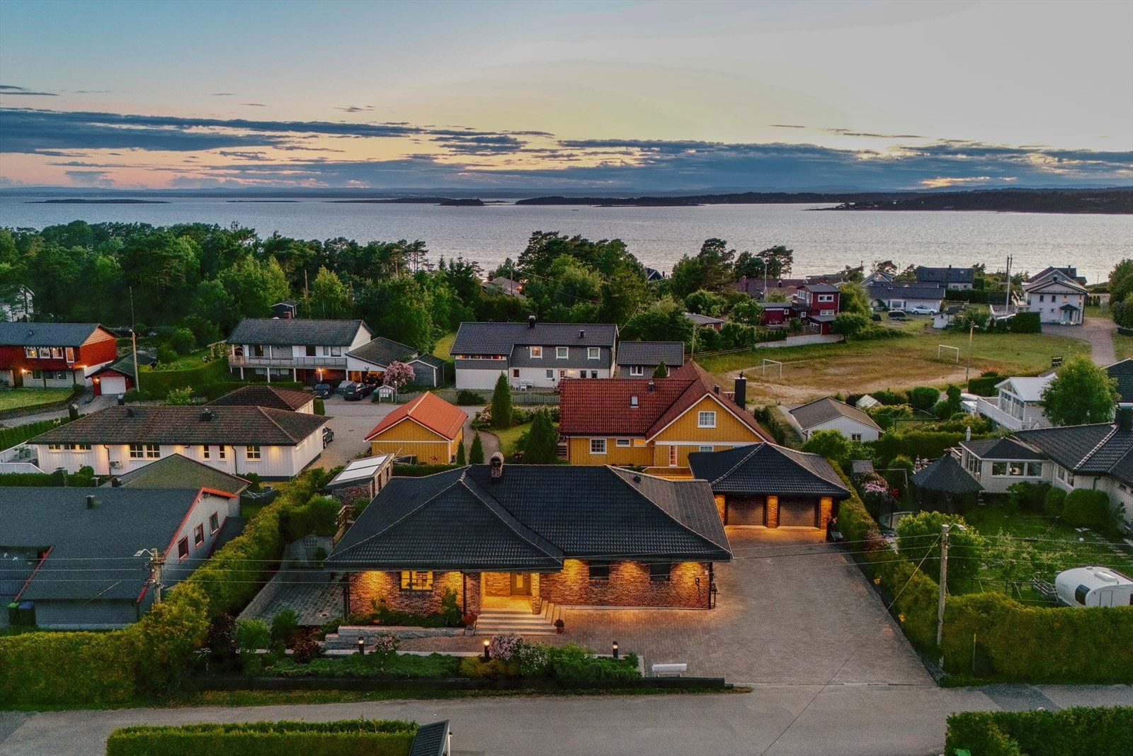 Attraktiv eiendom i et rolig og barnevennlig nabolag langs kanten av Oslofjorden. Galleribilde