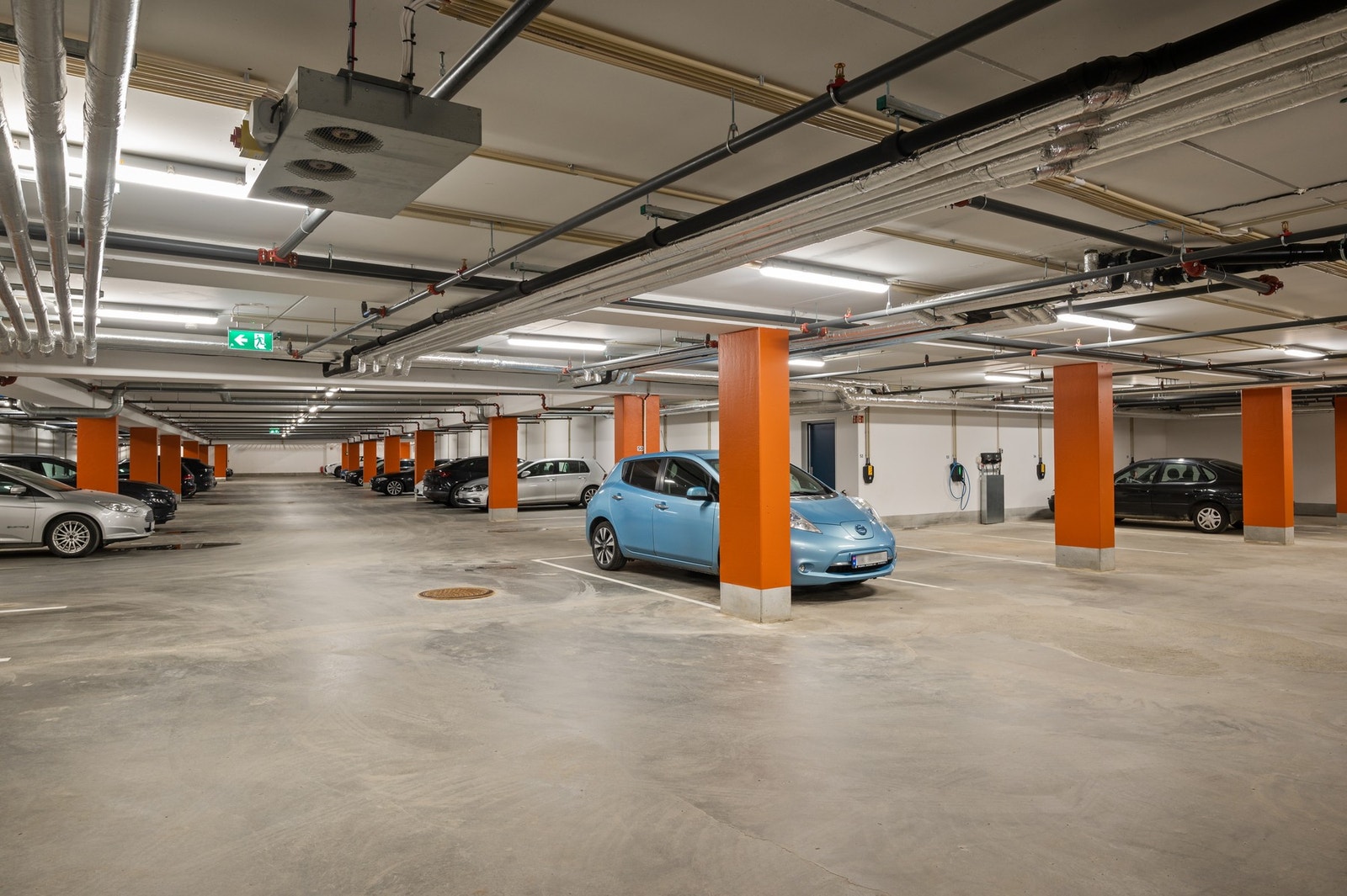 Det medfølger ikke fast parkeringsplass til leiligheten. Det kan imidlertid være mulighet for leie eller kjøp av parkeringsplass. Kontakt megler for nærmere informasjon. Galleribilde