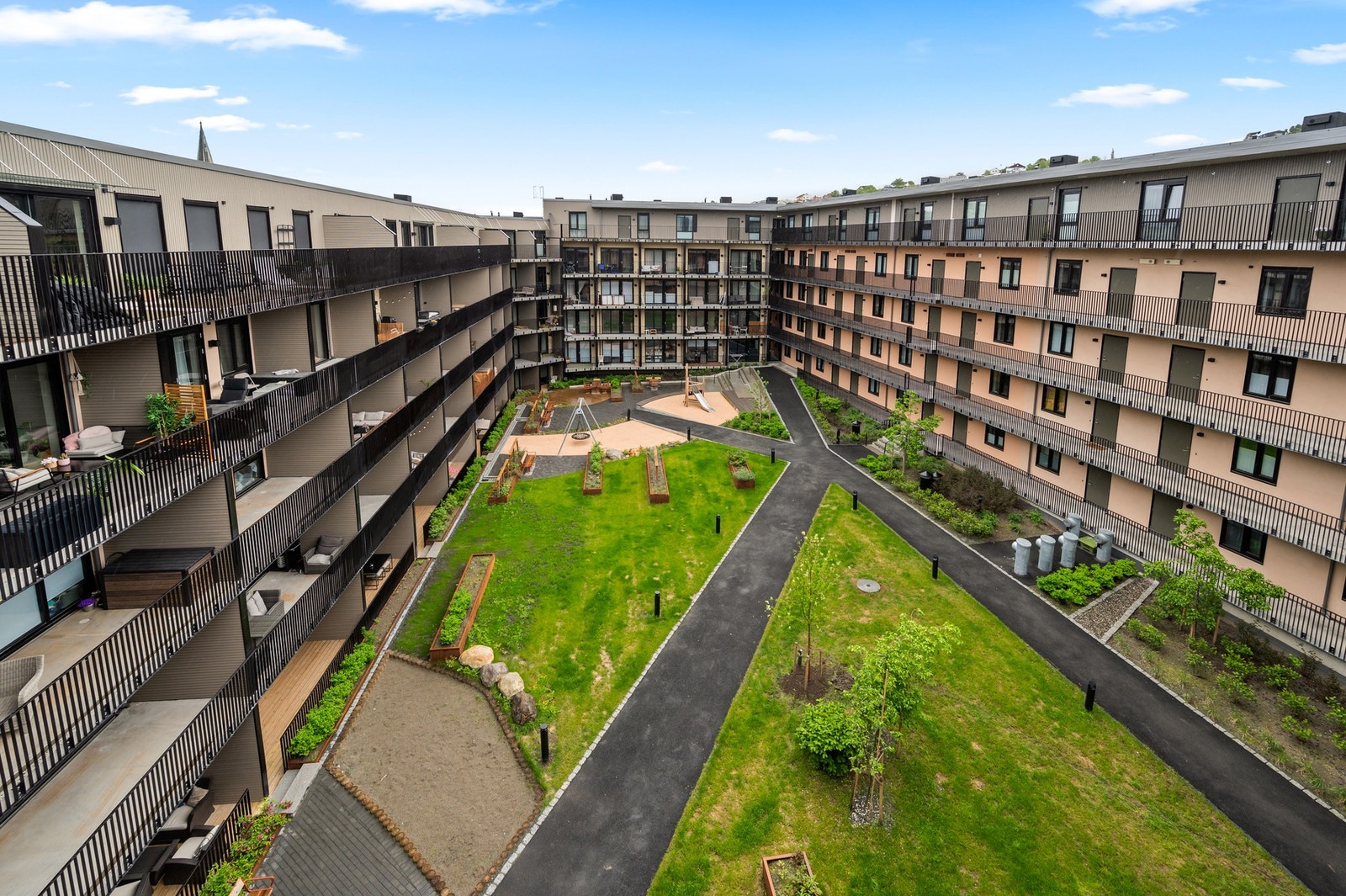 Basseløkka byr på nye, urbane leiligheter som gir deg en smak av byliv. Bo i et nytt og tilbaketrukket boligkvartal mellom Rosendal og Solsiden, med den energiske bykjernen like i nærheten. Galleribilde