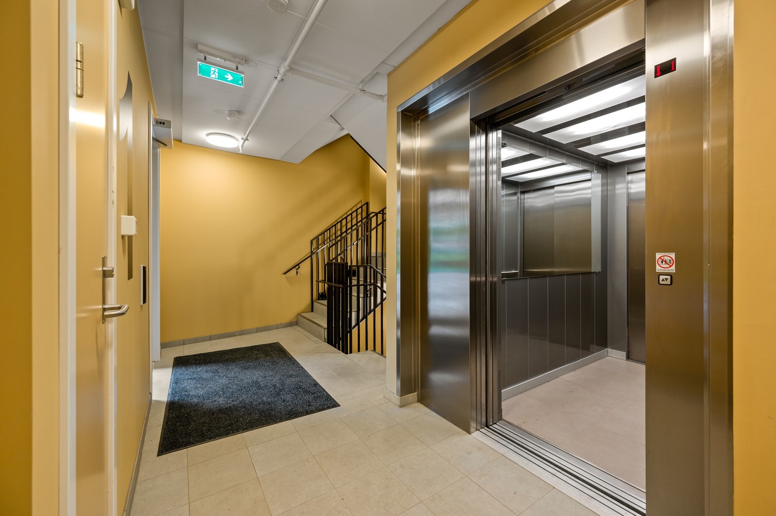 Fra leilighetens inngangsparti har du umiddelbar tilgang til heis, som gir enkel og komfortabel adkomst til både parkeringskjeller og bod. Galleribilde