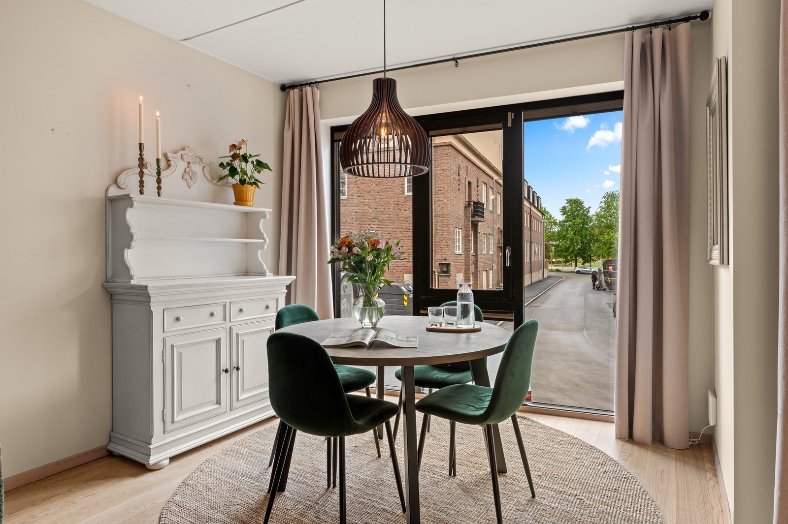 Leiligheten har en god planløsning med god plass til ønsket sosiale soner. Galleribilde