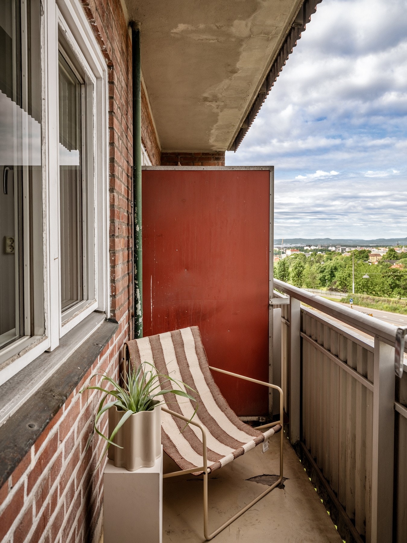 Balkongen er på ca. 3 kvm med plass til utemøblement. Galleribilde