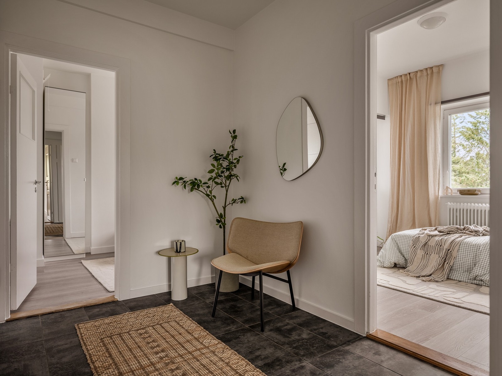 Romslig og innbydende entré med flislagt gulv. Galleribilde