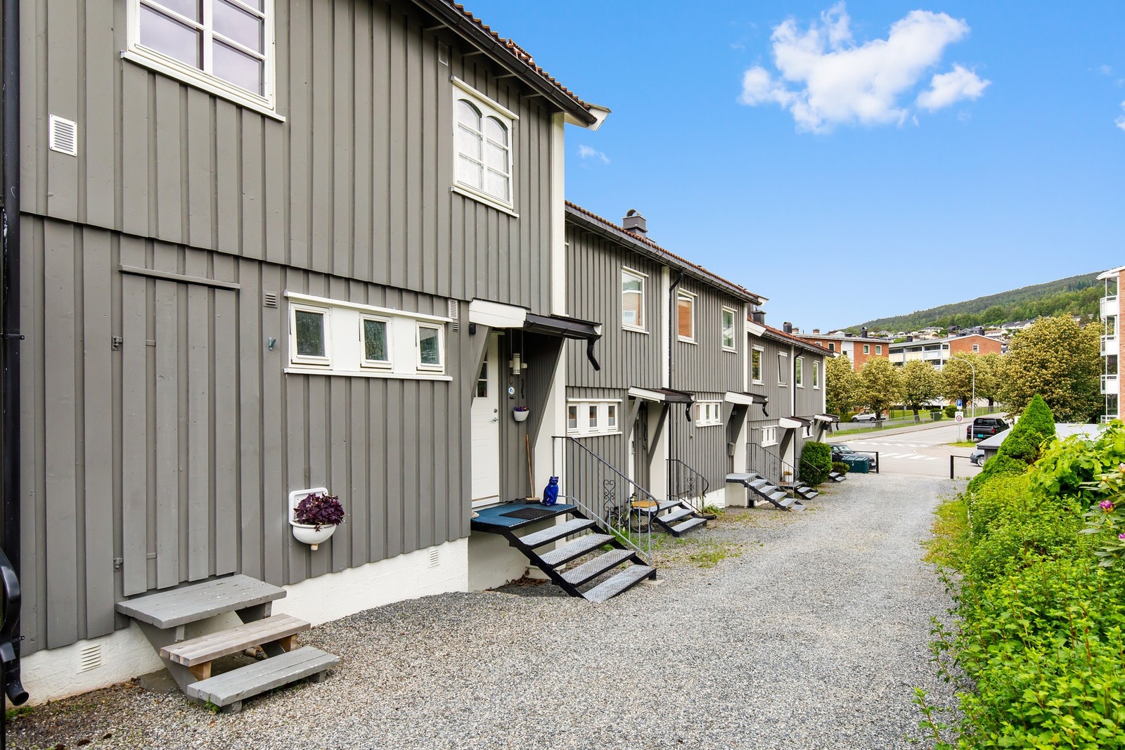 Koselig rekkehus i populært og barnevennlig nabolag. Området byr på kort vei til barneskole, dagligvarebutikk og offentlig transport, perfekt for en enkel og praktisk hverdag Galleribilde