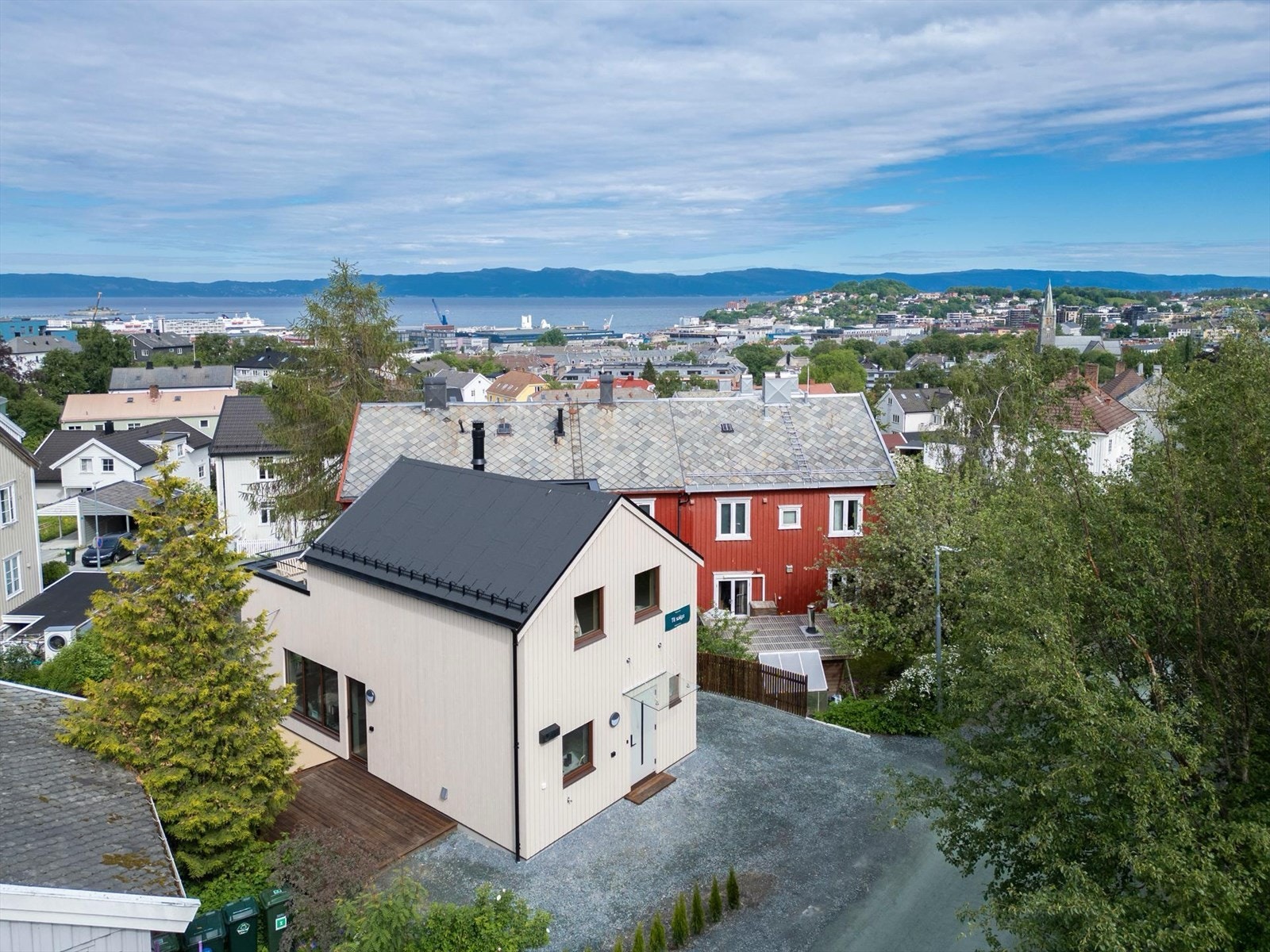 Her bor du i et godt etablert nabolag, med kort vei til skoler, barnehager og butikk. Galleribilde