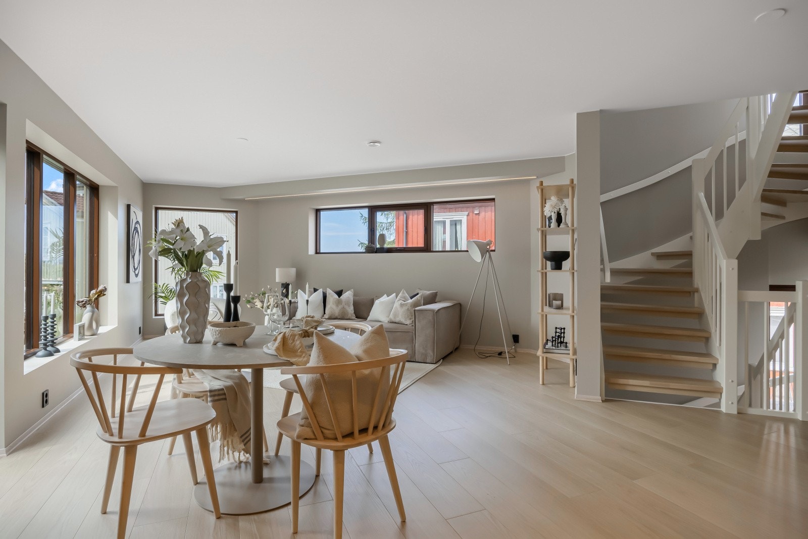 I hovedetasjen har du stue, kjøkken, entré, bod og separat wc. Galleribilde