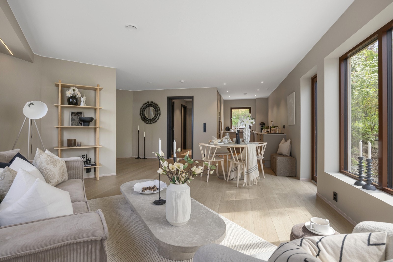 Boligen holder en gjennomgående god standard, med en-stavs laminat på gulv, balansert ventilasjon og downlights i tak på kjøkken. Galleribilde