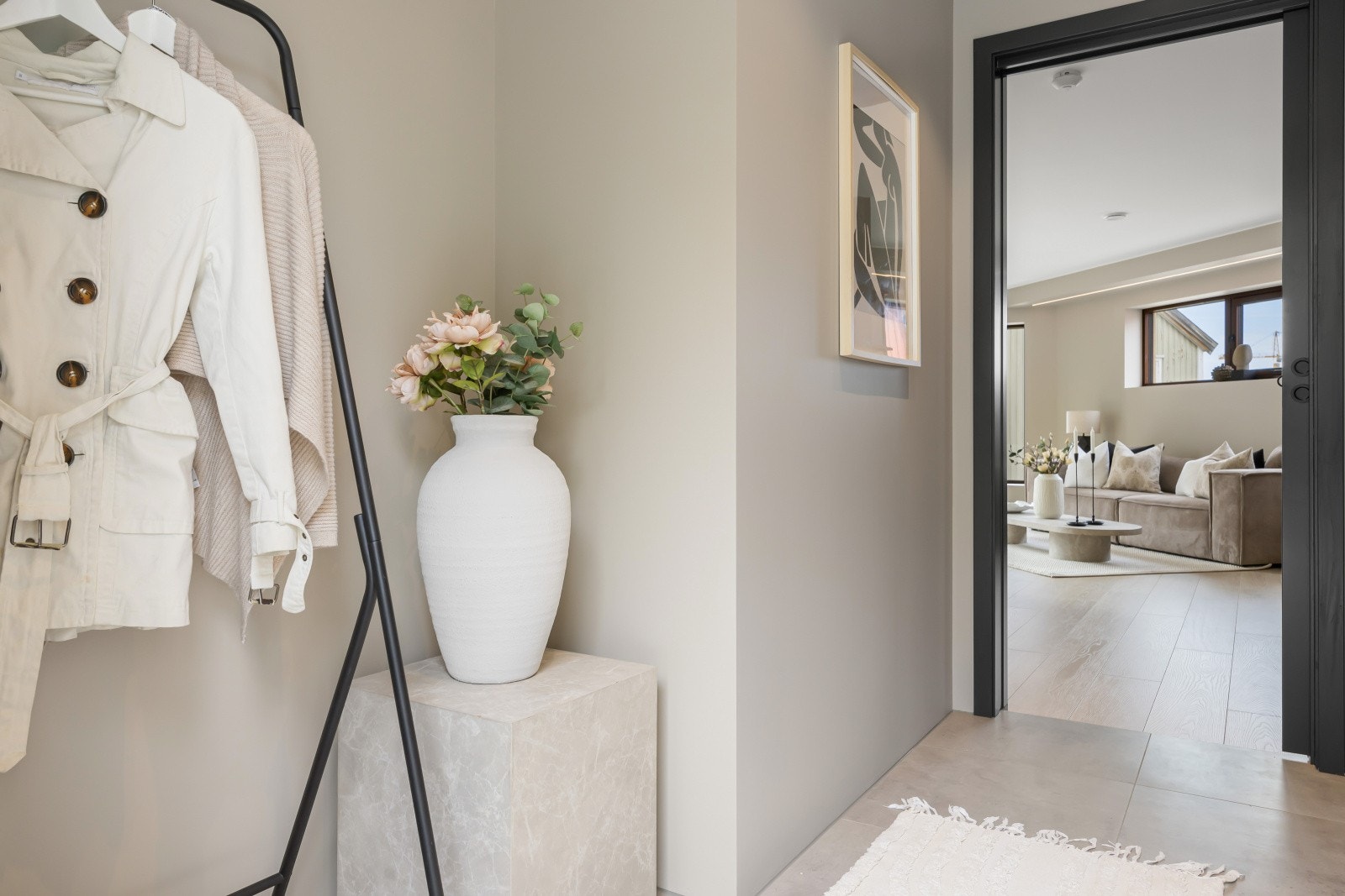 Du ønskes velkommen inn i en lys entré, som er adskilt fra stuen med skyvedør. Galleribilde