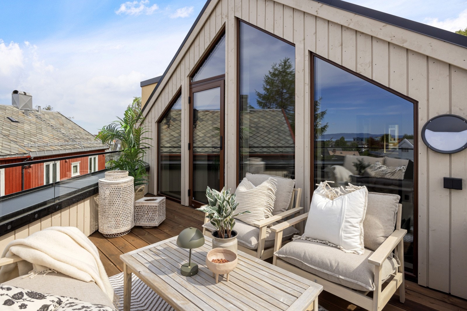 Solfylt og skjermet takterrasse med hyggelig sitteplass og utsikt mot nærområdet. Galleribilde