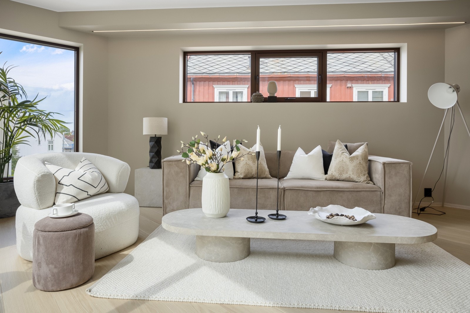 Stuen har god plass til sofa/sittegruppe og spisebord for flere personer. Galleribilde