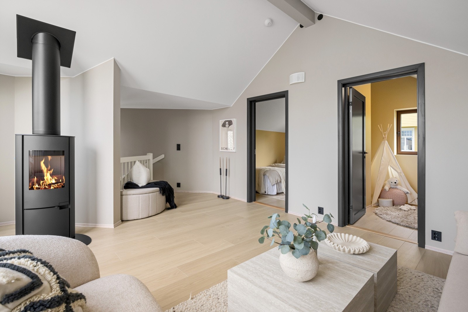 Huset er holdt i lyse og moderne farger. Fra stuen i 2. etasje er det adkomst til 2 soverom. Galleribilde