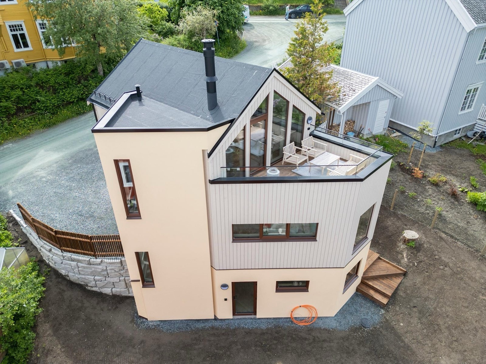 Eiendommen er godt utnyttet - Her får du 2 p-plasser, takterrasse, terrasse og hage. Galleribilde